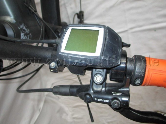 Teilansicht Lenker mit Bordcomputer und Shimano Bremshebel