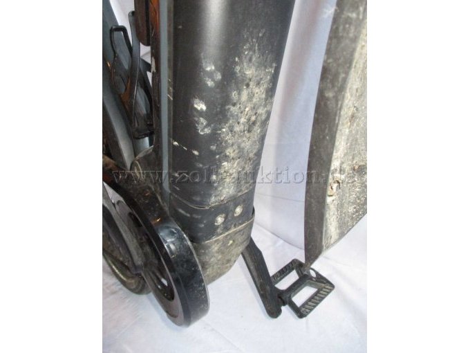 Teilansicht verschmutzte Akkuabdeckung