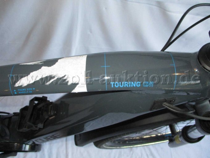 Teilansicht Fahrradrahmen mit Modellbezeichnung und Klebereste