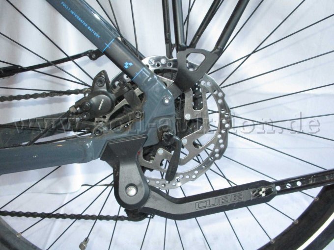 Teilansicht Hinterrad mit Scheibenbremse und Shimano Bremssattel, Teilansicht Fahrradständer