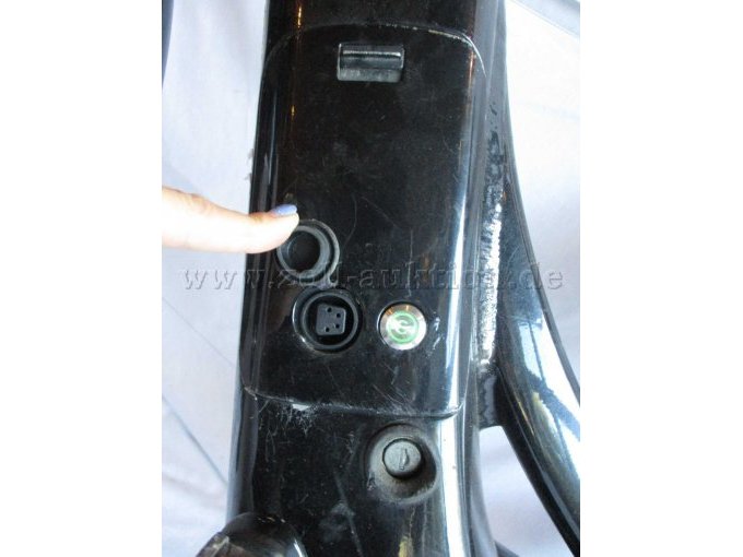 Ansicht Akkuverkleidung mit Ladebuchse und Akkuschloss