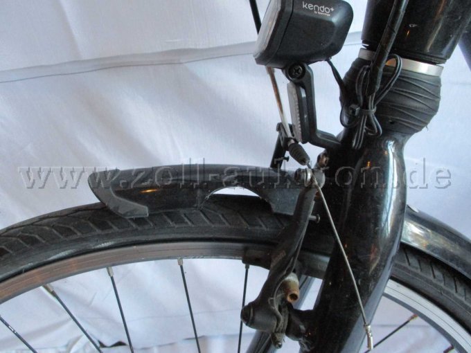 Teilansicht Vorderrad mit beschädigten Schutzblech und Felgenbremse