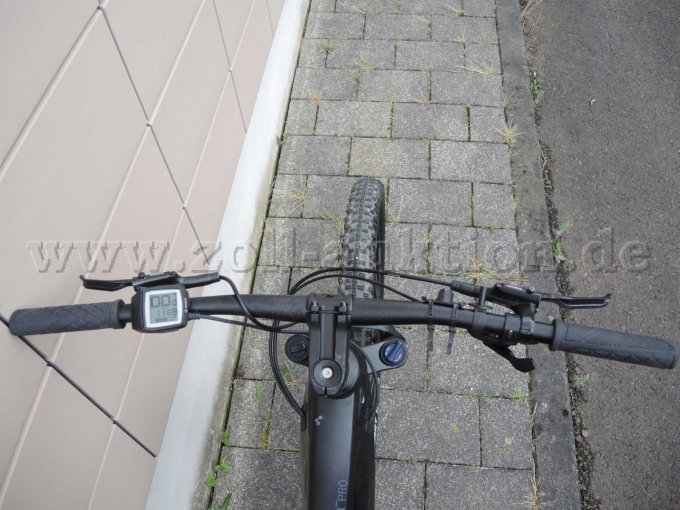 Blick auf Lenker in Fahrtrichtung