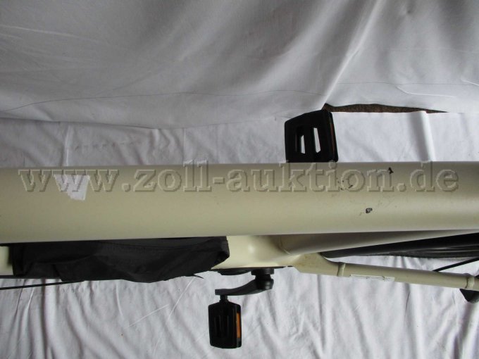 Teilansicht Rahmen mit Kleberesten und Lackabplatzungen