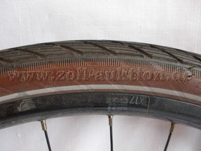 Teilansicht Fahrradreifen mit Größenbezeichnung