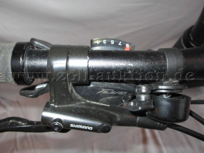 Teilansicht Lenker mit Shimano Bremshebel und und Shimano Alivio Schaltung