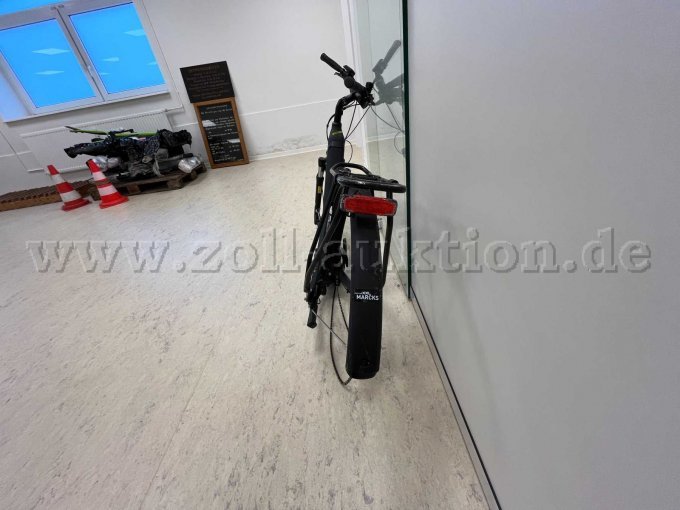 Rückseite. Die im Hintergrund zu sehenden Gegenstände sind nicht Bestandteil der Auktion.