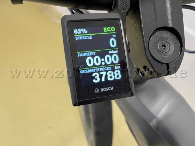 Fahrradcomputer zeigt 62 % Akkuladestand und 3.788 Gesamtkilometer an.