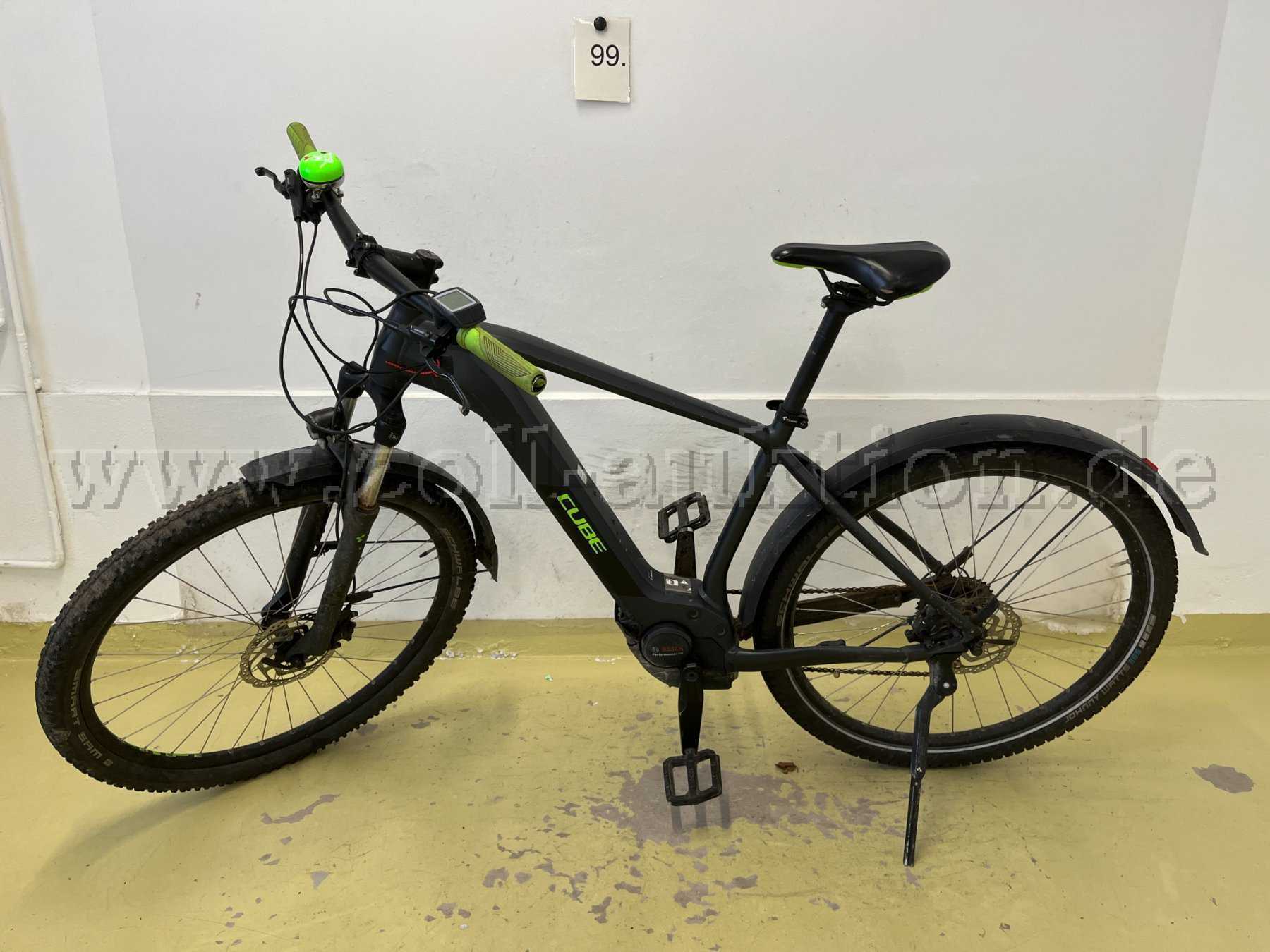 E-Bike von Cube, links
