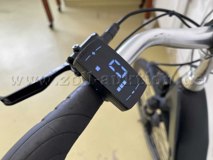 Eingeschalteter Fahrradcomputer zeigt den Wert "Null", die erste Stufe und drei Akku-Balken an.