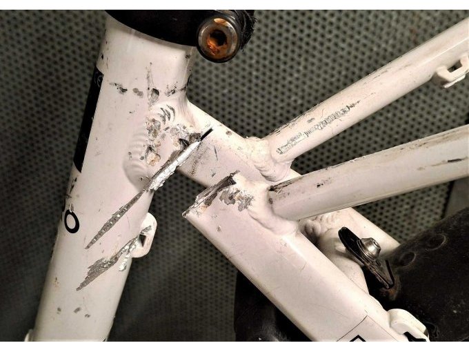 Beschädigung am Rahmen (hinten links)