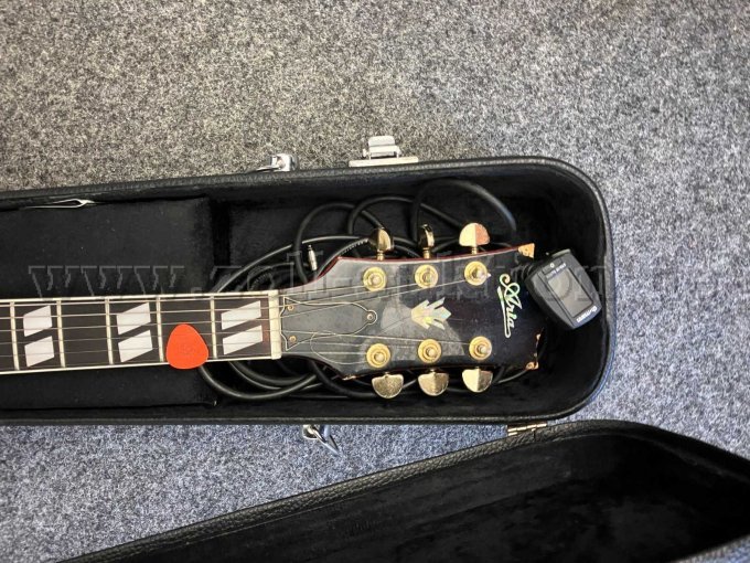 Gitarrenkopf mit Abplatzungen im Kantenbereich