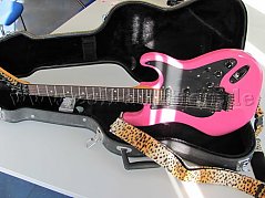 Gitarre mit Koffer I