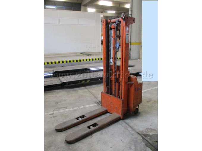 seitlich links (Gabelträger, Hubgerüst/Mast)