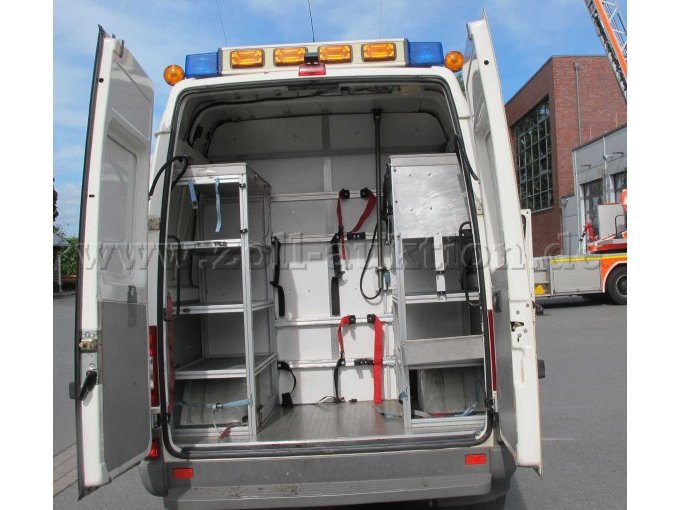 Fahrzeug hinten geöffnet