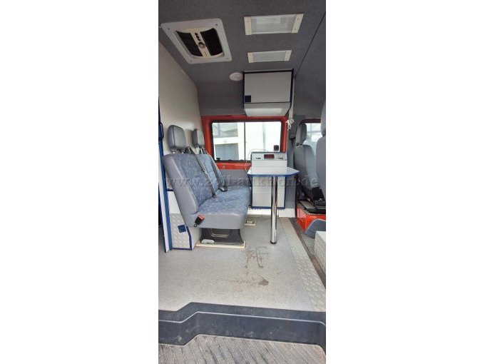 Fahrgastraum mit Tisch