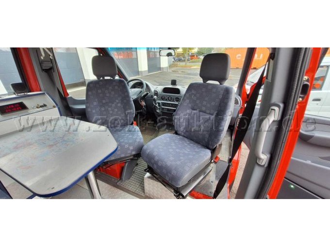 Fahrgastbereich mit Blick in die Front
