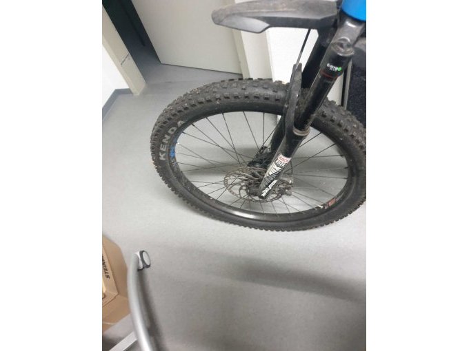 Haro E-Mountain-Bike Vorderrad seitlich