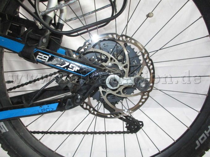 Teilansicht Hinterrad mit Scheibenbremse und Lackabplatzungen