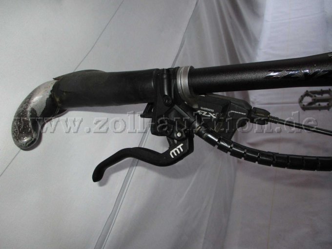 Teilansicht Lenker mit Magura Bremshebel und Shimano SLX Dyna Sys Schaltung