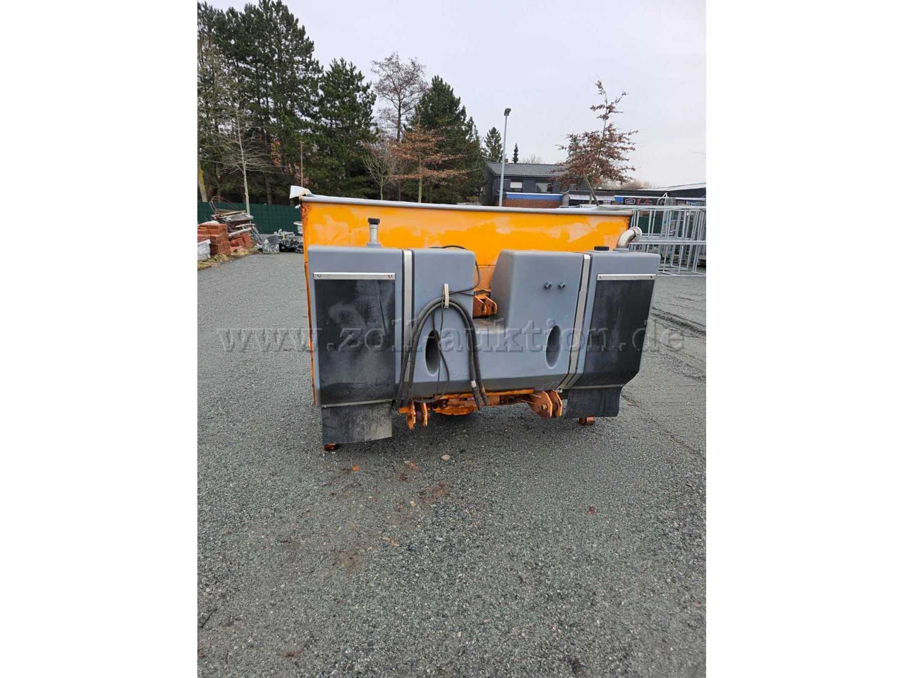 Vorderansicht mit Blick auf den frontseitig angebauten Soletank!