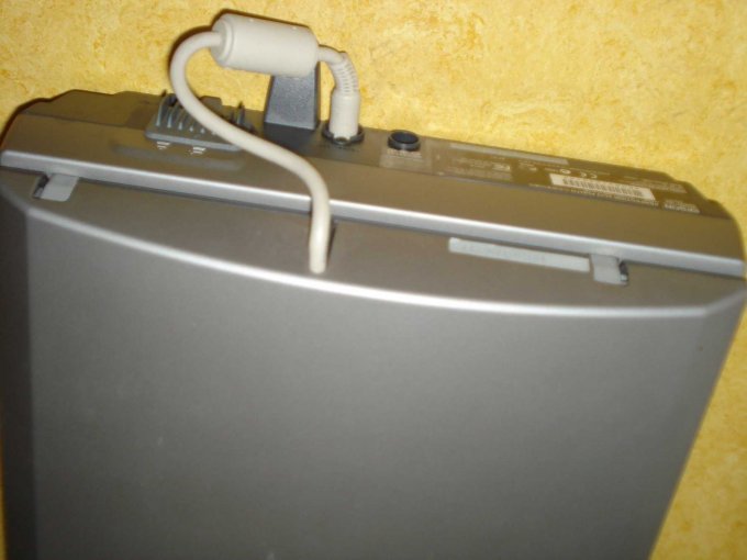 Der Scanner von hinten mit Anschlußbuchse.