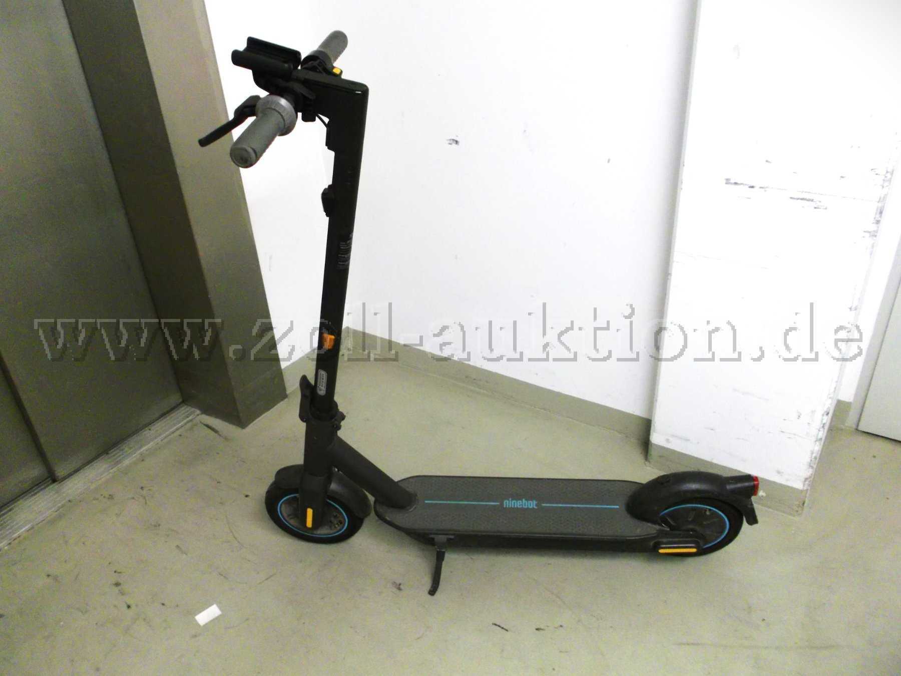 Gesamtansicht links Kick- Scooter
NINEBOT Max