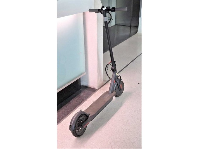 1 E-Scooter; AOVO Electro-Scooter; Model: M1Pro; 8,5“ Reifen – foto 6 – kavel bij Zoll-Auktion, Frankfurt am Main