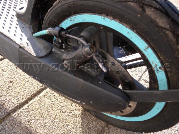 Ansicht Hinterrad mit Rostansatz an der Schrauben