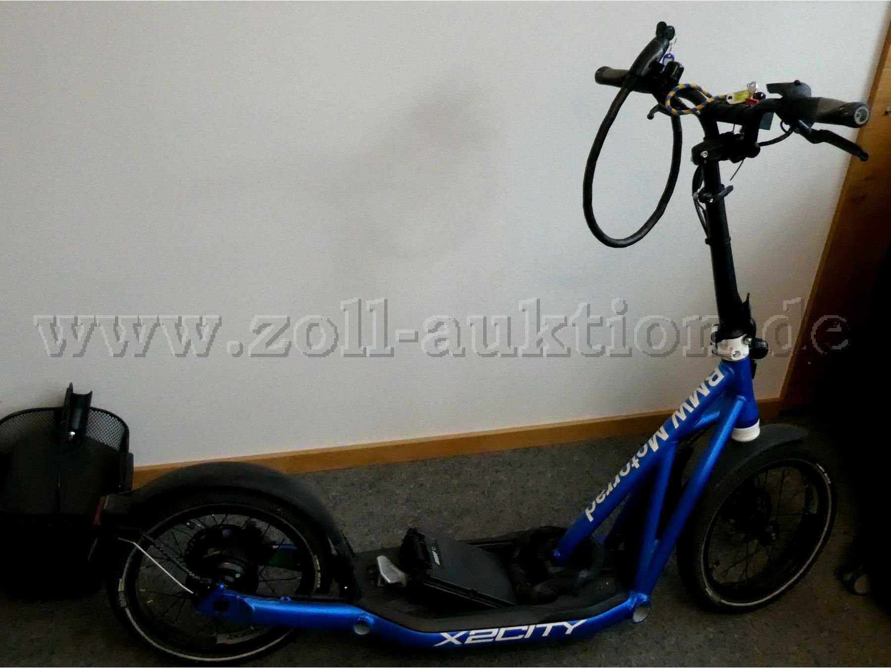 E-Scooter blau von der Seite