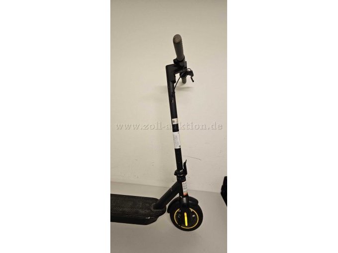 Teilansicht E-Scooter mit Lenker und Vorderrad