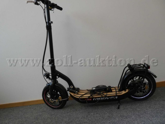 E-Scooter schwarz von der Seite