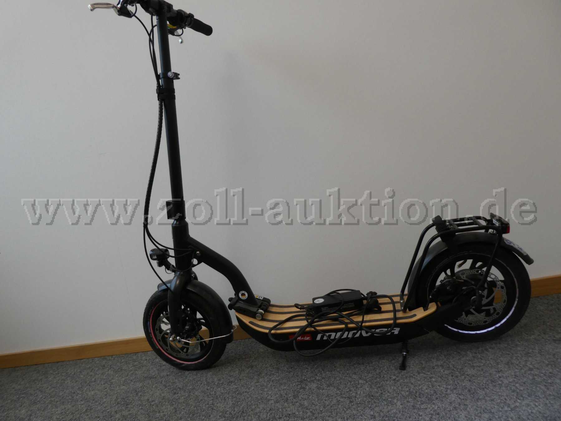 E-Scooter schwarz von der Seite