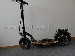 E-Scooter schwarz von der Seite