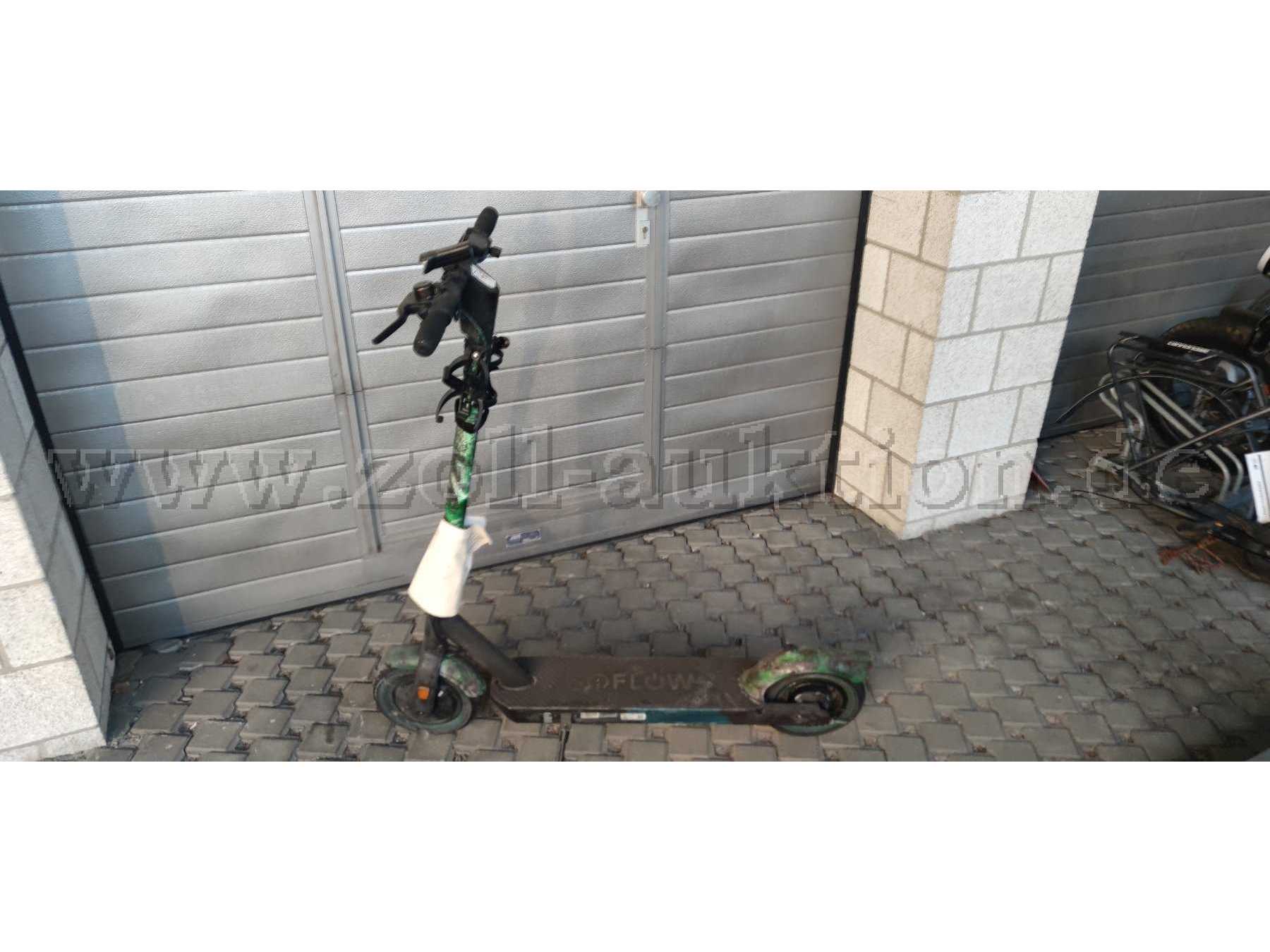 E-Scooter in der Totale von links