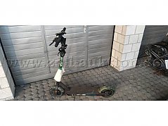 E-Scooter in der Totale von links