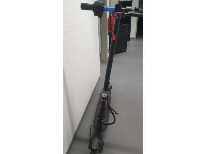 E-Roller Zamelux Green von vorne mit Licht