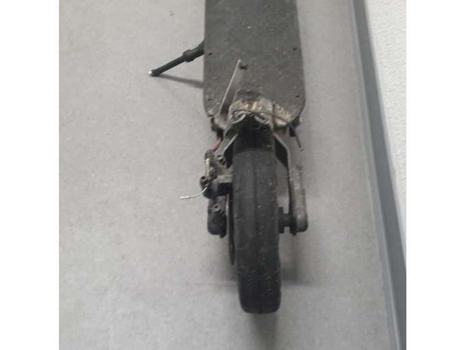 E-Roller Hinterrad mit abgebrochenem Schutzblech
