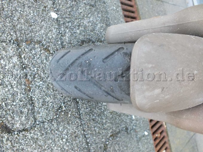 Detailaufnahme des vorderen Reifenprofils