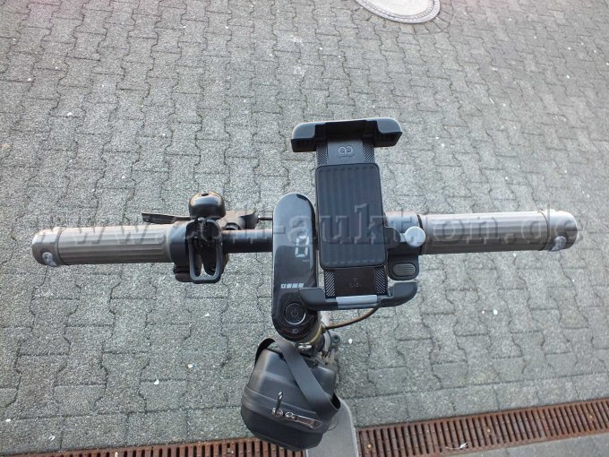 Ansicht des Lenkers mit Handyhalterung, Klingel, Display