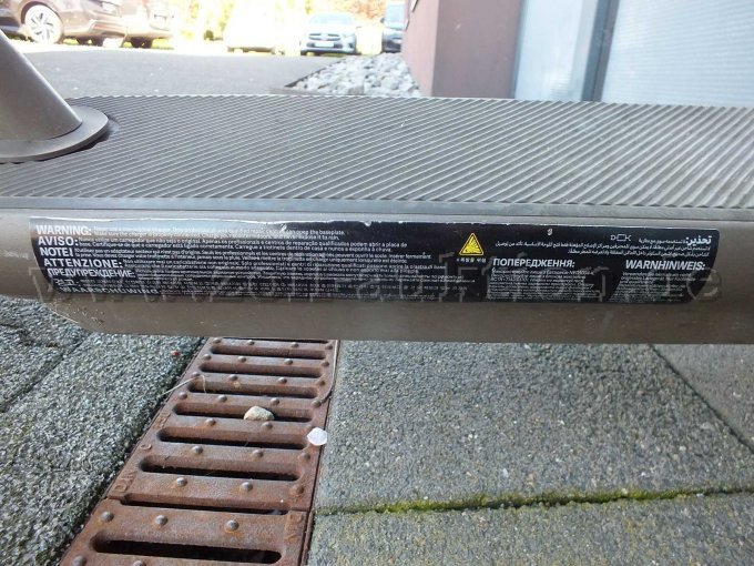 Sicherheitshinweise des Herstellers auf der linken Seite
