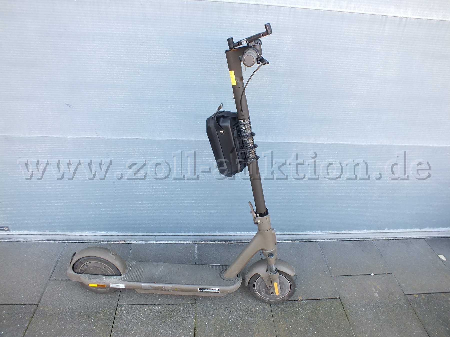 Gesamtansicht der Auktion E-Scooter von der rechten Seite