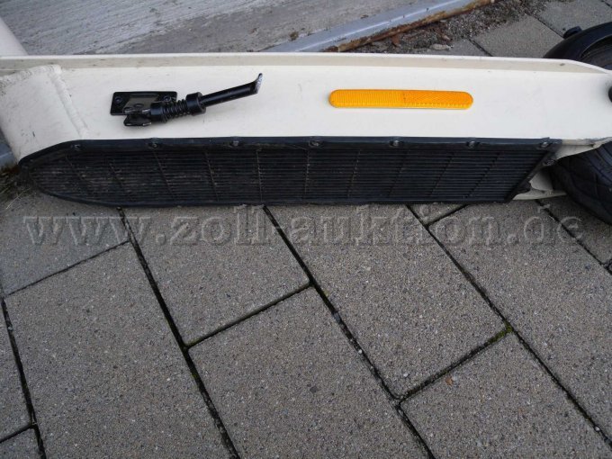 seitliche Ansicht Trittfläche mit Ständer