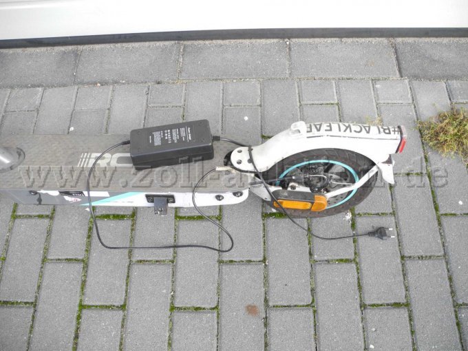 Ansicht 2 Trittfläche mit Ladegerät