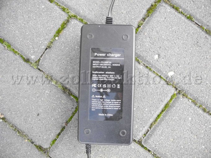 Ansicht Ladegerät mit Produktdaten