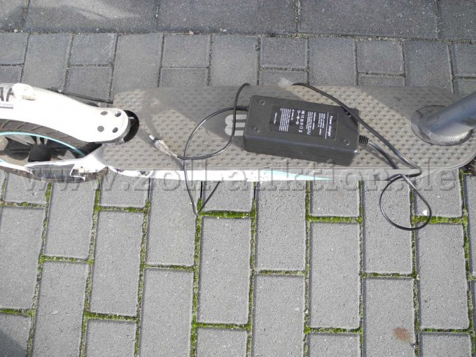 Ansicht 1 Trittfläche mit ladegerät