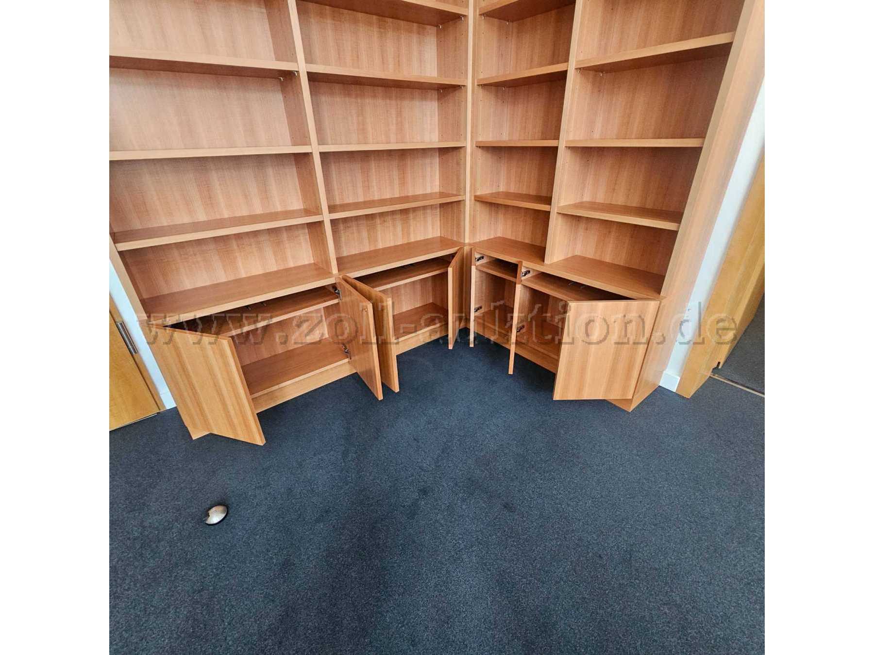 Eckregalansicht mit offenen Schranktüren