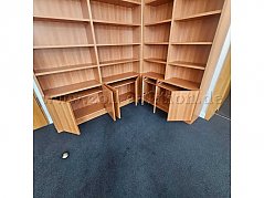 Eckregalansicht mit offenen Schranktüren