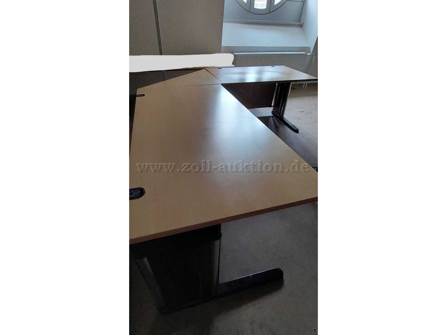 Eckschreibtisch im Dekor Königsahorn, Sichtblenden, Maße: lange Seite 160cm, 80 cm tief, kurze Seite 120 cm lang, 80 cm tief, abgeschrägtes Eck-Verbindungselement