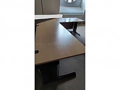 Eckschreibtisch im Dekor Königsahorn, Sichtblenden, Maße: lange Seite 160cm, 80 cm tief, kurze Seite 120 cm lang, 80 cm tief, abgeschrägtes Eck-Verbindungselement